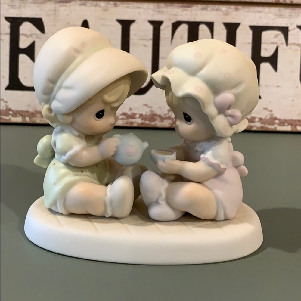 Precious Moments Figure “Friendship Hits The Spot”